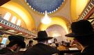 Orthodoxe Juden sitzen am in der Westend-Synagoge in Frankfurt am Main während des Festaktes zum 100-jährigen Bestehen der Synagoge. Das Gotteshaus hatte auch die Nazizeit und den zweiten Weltkrieg fast unbeschadet überstanden. Foto: ap