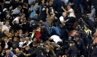 Polizeibeamte (rechts unten) gehen mit Schlagstöcken gegen Fans von Olympique Marseille bei gewalttätigen Auseinandersetzungen zwischen französischen Hooligans und der Polizei beim Champion League Spiel zwischen Atletico Madrid und Olympique Marseille am 1. Oktober 2008 im Vicente Calderun Stadion von Madrid. Für die nächsten zwei Heimspiele in der Champions League sprach die UEFA ein Stadionverbot gegen Atletico aus.
 Foto: dpa
