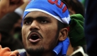 Ein Anhänger der religiösen Studentengruppe Islami Jamiat Talaba trägt ein Kopfband mit der Formulierung Gott ist groß. Der Student singt Parolen während einer Anti-US-Kundgebung in Islamabad. Foto: ap