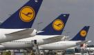 ARCHIV - Flugzeuge der Lufthansa stehen am 28. Juli 2008 am Flughafen in Frankfurt am Main. Bei der Deutschen Lufthansa droht ein Streik der Piloten. Die Vereinigung Cockpit (VC) will am Mittwoch, 17. Feb. 2010, das Ergebnis der Urabstimmung ueber Arbeitskampfmassnahmen bekanntgeben. (AP Photo/Daniel Roland, Archiv) ** zu unserem KORR. ** --- FILE - In this July 28, 2008 file photo planes of the German airline Lufthansa are seen at the airport in Frankfurt, central Germany. (AP Photo/Daniel Roland, File) Foto: ap