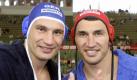 Vitali (l) und Wladimir Klitschko posieren am Sonnabend (12.08.2006) im Tennis-Stadion am Hamburger Rothenbaum mit Wasserballmützen. Zahlreiche Spitzensportler und Prominente nehmen an der Schwimmveranstaltung 'Deutscher Ring Aquatics' im eigens dafür umgebauten Tennisstadion teil. Die Veranstaltung dauert noch bis zum Sonntag (13.08.2006).
 Foto: dpa