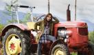 Mit Gummistiefeln, Traktor, Herz und Verstand löst die Münchnerin Katja Baumann (Simone Thomalla) jedes Problem, das sich ihr in den Weg stellt - so viel sei verraten. Der Film Für immer Frühling läuft am Sonntag, 19. Juni 2011, um 20.15 Uhr im ZDF. Foto: ZDF/Olaf Raymond Benold