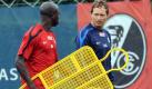 SC-Trainer Marcus Sorg (r) sucht das Gespräch mit Neuzugang Garra Dembele.  Foto: dpa