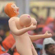 Mann heiratet Gummipuppe (Foto)