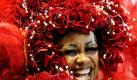 Eine popmpös geschmückte Frau schwingt ihre Hüften bei der Beija-Flor-Sambaparade in Rio de Janeiro, Brasilien. Ein Feuer, das vor einem Monat im Samba-Viertel der Stadt ausgebrochen war, hatte einige Lagerhallen der ansässigen Tanzschulen in Mitleidenschaft gezogen. Offenbar konnte genug gerettet werden. Foto: dpa
