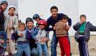 Titus Dittmann beim Besuch eines Waisenhauses in Afghanistan, wo er mit den Kindern erste Skateboardversuche wagt. Foto: skate-aid