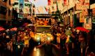 Bewohner der philippinischen Stadt Quezon City begrüßen den Präsidentschaftskandidaten Benigno Noynoy Aquino III, während dieser durch die Straßen gefahren wird. Am 10. Mai finden auf den Philippinen die allgemeinen Wahlen statt. Foto: ap