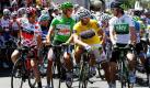 Wie lange werden sie die Trikots noch tragen dürfen? Vor der heutigen dritten Etappe der Tour de France scherzen die derzeit Führenden der einzelnen Wertungen vor den Fotografen. Cadel Evans trägt das rot gepunktete Trikot des besten Kletterers, Philippe Gilbert das grüne des Ersten der Punktwertung, Thor Hushovd das gelbe des Gesamtführenden und Geraint Thomas das weiße des besten Nachwuchsfahrers. Die Etappe führt über 198 Kilometer von Olonne sur Mer nach  Redon in der Bretagne. Foto: dapd