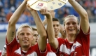 Marcell Jansen (r.) konnte zwar über den Liga-Pokal jubeln, aber richtig glücklich wurde er bei Bayern nicht. Ausgestattet mit einem Vierjahresvertrag, absolvierte er gerade einmal 17 Einsätze und ging nach einer Saison nach Hamburg, wo er wieder richtig aufblühte.
 Foto: dpa