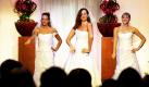 Drei junge Frauen präsentieren am Samstag (13.01.2007) in der Mainzer Rheingoldhalle während einer Hochzeitsmesse Brautkleider. Über hundert Aussteller präsentieren an diesem Wochenende in der Halle die neuesten Trends rund um das Thema Hochzeit und Heiraten. Foto: Frank May dpa/lrs +++(c) dpa - Bildfunk+++  Foto: dpa