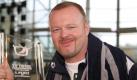 Der TV-Moderator Stefan Raab lächelt am Freitag (17.10.2008) bei einer Pressekonferenz in einer Schwimmhalle in München. Der Initiator der ProSieben-Show 'Das große TV total Turmspringen 2008', die am Samstag (18.10.2008) live ausgestrahlt wird, stellte die prominenten Teilnehmer vor, die sich mit gewagten Sprüngen ins Wasser stürzen werden. Außerdem zeigte Raab den Preis für den Sieger. Foto. Ursula Düren dpa/lby +++(c) dpa - Bildfunk+++ Foto: dpa