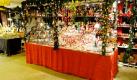 Auf dem schwimmenden Weihnachtsmarkt finden sich zahlreiche Stände mit Dekoartikeln, Geschenken und weihnachtlichen Köstlichkeiten. Foto: Cölln Konzept