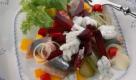 Zu Weihnachten gibt es in vielen niederrheinischen Familien Heringssalat mit Roter Bete. Für Salat hat er jedoch zu viele Kalorien: pro Portion 477 - etwa so viel wie eine Hauptmahlzeit. Hier das Rezept (3 Portionen): 1 Rote Beete waschen, in Salzwasser mit 1 TL gemahlenem Kümmel 30-40 Minuten kochen, abkühlen lassen, schälen. Vorsicht: Die Knolle färbt. Ziehen Sie Handschuhe an! Knolle in Stifte schneiden. 6 Matjesfilets waschen, trockentupfen, in Streifen schneiden. 1 kleine rote Paprika putzen, waschen, entkernen, würfeln. 4 Gewürzgurken in Scheiben schneiden. 2 Schalotten schälen, in feine Ringe schneiden. Inhalt von 1 Knorr-Salatkrönung in eine kleine Schüssel geben. 100 g Joghurt und 1/2 EL Worchestersauce unterrühren. Dressing über den Salat geben. Mit Blattsalat garnieren. Foto: Unilever/ Knorr