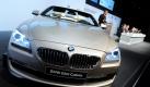 Der Vorstandsvorsitzende der BMW AG, Norbert Reithofer, kann in München bei der Bilanzpressekonferenz seines Unternehmens Freudiges verkünden: BMW sackte 2010 einen Rekordgewinn von 3,2 Milliarden Euro ein. Der Umsatz knackte erstmals die Marke von 60 Milliarden Euro.  Foto: dpa