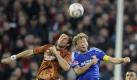 Augen zu und durch: St. Paulis Florian Bruns (links) und Bayers Simon Rolfes im Kopfballduell. Das Team des Zweiteren gewann die Partie mit 1:0. Foto: dpa