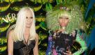 ... so entwerfen regelmäßig berühmte High-Fashion-Designer wie Donatella Versace (links, mit US-Sängerin Nicki Minaj) eigene Linien nur für HM. Auch Karl Lagerfeld, Jeanne Lanvin und Madonna haben schon für den Textilriesen Mode kreiert. Foto: dapd