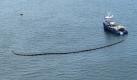 In this photo provided by the U.S. Coast Guard, response boats work to clean up oil where the Deepwater Horizon oil rig sank Thursday April 22, 2010 in the Gulf of Mexcio. The mobile offshore drilling platform was engulfed in flames after an explosion April 20. The Coast Guard continues to search for the 11 missing workers. (AP Photo/U.S. Coast Guard) Foto: AP