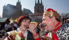 Thüringen grillt an: Das Bratwurstkönigspaar Rudi und Jana eröffnen auf dem Domplatz in Erfurt die Saison. Foto: Michael Reichel Foto: dpa