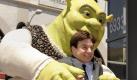 «Shrek» bleibt Spitze in US-Kinos
Vorspann: 	
Text: 	

New York (dpa) - Das grüne Monster «Shrek» hat sich gegen die Frauenpower von «Sex and the City 2» in den US-Kinos behaupten können.

Dem in 3D gedrehten Zeichentrickfilm «Für immer Shrek» gelang es mit einem geschätzten Einspielergebnis von 43,3 Millionen Dollar (35 Millionen Euro) bis zum Sonntagabend, den Spitzenplatz der Charts zu verteidigen. Die vier New Yorker Freundinnen, gespielt von Sarah Jessica Parker, Kim Cattrall, Kristin Davis und Cynthia Nixon, mussten sich in der gleichen Zeit mit Einnahmen von 37,7 Millionen Dollar und damit dem zweiten Rang begnügen, berichtete das Blatt «Daily Variety».

Die endgültigen Zahlen für das Feiertagswochenende standen allerdings noch aus. In den USA wurde am Montag der Volkstrauertag (Memorial Day) begangen. Der vierte und letzte «Shrek»-Film hatte am vergangenen Wochenende bereits «Iron Man 2» von der Spitze der Charts verdrängt. Jetzt kam ihm die teils recht negative Kritik an dem Abenteuer des «Sex and the City»-Quartetts in Abu Dhabi zu Gute. Der von einer Videospielserie adaptierte Historienfilm «Prince of Persia - Die vergessene Zeit» schaffte es auf Platz drei. Das Endergebnis für das dreitägige Wochenende sollte am Montagabend veröffentlicht worden. Foto: dpa