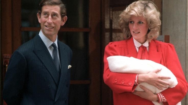 Prinz Charles und Prinzessin Diana posieren am 16.9.1984 beim Verlassen des Londoner St. Mary's Hospital mit ihrem zweiten Sohn Prinz Harry.