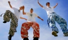 Andy, Shark und Danny trainieren für ihren Akrobatiktanzstil Jumpstyle auf dem Unigelände in Göttingen.  Foto: dpa