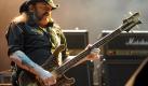 Da kann maximal noch Alt-Rocker Lemmy von Motörhead und seinem extra langen Bass mithalten ... Foto: ddp