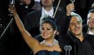 Der uruguayische Bassbariton Erwin Schrott und die russische Sopranistin Anna Netrebko halten am Dienstag (16.08.11) in Berlin auf der Waldbuehne nach ihrem Open-Air-Konzert Sektglaeser in den Haenden. Foto: Clemens Bilan/dapd 
 Foto: dapd