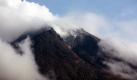 Im Dorf Kinarejo auf der Insel Java in Indonesien lässt sich beobachten, wie der Mount Merapi heißen Rauch ausspeit. Am Dienstag hatte es einen Volkanausbruch gegeben, der mindestens 29 Menschen das Leben kostete, mehr als 50 wurden verletzt. Die ersten Opfer des aktivsten Vulkans des Landes werden heute begraben. Entgegen offiziellen Warnungen sind die Bewohner des Dorfes bereits in ihre Heime zurückgekehrt, anstatt vorerst in den Rettungsunterkünften zu bleiben. Foto: dpa