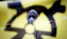 Atomkraftgegner demonstrieren vor dem Kanzleramt in Berlin gegen die geplante Laufzeitverlängerung für Atomkraftwerke. Die Aktion wurde vom Kampagnennetzwerk Campact organisiert.  Am Morgen hatte die Regierung ihr umstrittenes Laufzeit-Plus für Atomkraftwerke per Kabinettsbeschluss verabschiedet. Foto: ap