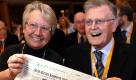 Der ehemalige Ministerpräsident von Baden-Wuerttemberg, Erwin Teufel (CDU), und Bundesbildungsministerin Annette Schavan (CDU), zeigen in Donaueschingen auf dem 60. Landesparteitag der baden-württembergischen CDU eine Zeitung mit der Ueberschrift Rot-Gruen kommt nicht in Frage. Foto: ddp