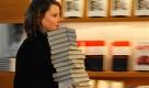 Monika Schaub aeumt am Mittwoch, 11. Maerz 2009, in Leipzig auf der Leipziger Buchmesse den Stand des Verlages Hoffmann und Campe ein. Vom 12. bis zum 15. Maerz praesentieren 2.100 Aussteller aus 38 Laendern ihre Neuigkeiten in Leipzig. (AP Photo/ Matthias Rietschel) Monika Schaub puts books in to a exhibition stand in preparation for the Leipzig Book Fair in Leipzig, Germany, Wednesday, March 11, 2009. About 2.100 exhibitors from 38 countries present their news at the fair until March 15. (AP Photo/Matthias Rietschel) Foto: ap