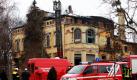 Angehörige der Feuerwehr versuchen den Brand in der denkmalgeschützten Villa Hügel in Magdeburg zu löschen. In der vergangenen Nacht ist in dem leer stehenden Gebäude ein Feuer ausgebrochen, das wahrscheinlich vorsätzlich gelegt wurde, teilte ein Sprecher der Feuerwehr mit. In der Nähe konnten drei Tatverdächigte vorläufig festgenommen werden, der Sachschaden wird auf 400.000 Euro geschätzt. Foto: dpa