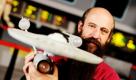 Das Star Trek-Universum von Martin Netter beginnt gleich hinter der Autobahn. Direkt an der Ausfahrt zum niedersächsischen Lauenau gewährt der 49-Jährige im Filmwelt Center Einblicke in die Science-Fiction-Welt einer der wohl bekanntesten Film- und Fernsehproduktionen. Foto: ddp