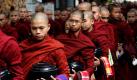 Buddhistische Mönche warten in Maha Gandhayon Monastery in Mandalay, etwa 600 Kilometer nödlich von Yagon in Myanmar, in Reih und Glied darauf, in eine Halle hineingelassen zu werden. Dort werden sie einer Messe beiwohnen. Foto: ap