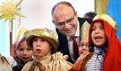 Der Ministerpräsident von Mecklenburg-Vorpommern, Erwin Sellering (SPD), empfängt in der Staatskanzlei in Schwerin zehn Sternsinger aus der katholischen Edith-Stein-Schule in Ludwigslust. Die Sternsinger sangen Lieder, sprachen Segenswünsche aus und sammelten unter dem Motto Kinder zeigen Stärke für Kinder in Entwicklungsländern. Foto: dpa