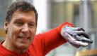 Schauspieler Ralf Moeller zeigt am Donnerstag (19.02.09) im Domaquaree in Berlin seine als Delfin gestaltete Hand. Der Bodypainting-Kuenstler Guido Daniele gestaltete die Hand von Schauspieler Ralf Moeller als Delfin, um das Werk anschliessend zu fotografieren. Das Foto soll fuer einen guten Zweck versteigert werden.  Foto: dapd
