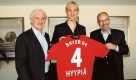 Im Sommer dieses Jahres kam Sami Hyppiä (M) vom englischen Erstligaklub FC Liverpool zum Bundesligisten Bayer Leverkusen. Der beidfüßige Innenverteidiger hat in 102 Länderspielen für Finnland fünf Tore erzielt und wurde in seiner Heimat bereits sieben Mal zum Fußballer des Jahres gekürt. Foto: dpa