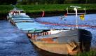 Schiffsbrücke mal anders: Ein mit Erz beladenes Binnenschiff bekam auf der Hunte im Landkreis WesermarschProbleme. Es war am Dienstagabend (13.09.11) auf dem Nebenfluss der Weser mit dem Bug in die Böschung geraten und hatte sich festgefahren. Durch die Strömung schlug das Schiff quer und setzte sich mit dem Heck auf der anderen Seite der Hunte fest.  Foto: dapd