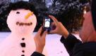 Ein Mann fotografiert am Samstagabend (09.01.2010) in Düsseldorf mit seinem Handy einen Schneemann. Das Tief 'Daisy' brachte in Nordrhein-Westfalen Schneefälle und Windböen. Foto: Martin Gerten dpa/lnw +++(c) dpa - Bildfunk+++ Foto: dpa