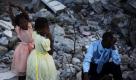 Antoine Fesnell betet mit seinen beiden Töchtern zwischen den Trümmern der Stadt Port-au-Prince auf Haiti. Sie hoffen auf weitere Hilfsflüge. Antoines Frau starb beim Erdbeben im Januar 2010. Während und durch die Folgen des Erdbebens wurden mehr als 300.000 Menschen getötet und Millionen wurden obdachlos. Foto: ap