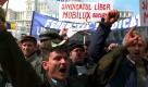 Members of the Romanian CNSRL Fratia trade unions chant anti-government slogans during a protest rally in front of Bucharest's People's House, built under Ceausescu's rule, 11 April. Some 30,000 people participated in the rally claiming rises in salaries.11 April.
 Foto: dpa
