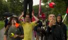 Eine junge Frau balanciert am Sonntag im Olympiapark Muenchen bei der Parade zur Eröffnung der 34. Europäischen Jonglier-Convention (EJC) mit einem Regenschirm auf den Schultern eines Mannes, während andere Teilnehmer mit Keulen jonglieren. Rund 3.000 Jongleure haben am Sonntag nach Veranstalterangaben in München mit einer Parade zum Königsplatz die 34. Europäische Jonglierconvention eröffnet. Das den Organisatoren zufolge international größte Festival dieser Art findet jedes Jahr in einem anderen europäischen Land statt. In München wird es zum ersten Mal ausgetragen. Es steht unter dem Motto Gravity Is On Vacation - Die Schwerkraft hat Urlaub.
 Foto: dapd