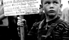 Kriegsheimkehrer 
ARCHIV - Unter den Angehrigen, die im Lager Friedland die Heimkehrer erwarten, steht ein kleiner Junge mit einem Suchschild. Anfang Oktober 1955 traf einer der letzten groen Heimkehrertransporte mit 602 ehemaligen Kriegsgefangenen aus der Sowjetunion im Lager Friedland ein. dpa (zu dpa Chronologie vom 12.05.) nur s/w +++(c) dpa - Bildfunk+++ 
 Foto: dpa