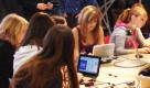 ObMedienvertreter oder Schüler: In Microsofts digitalem Klassenzimmer wollte jeder gerne die Schulbank drücken. In dem Klassenzimmer sitzen die Schüler rings um flache Bildschirmtische und tippen und wischen auf diesen herum.  Foto: news.de 