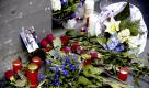 Blumen und Kerzen liegen in Göttingen vor dem Restaurant Fellini in der Innenstadt. Der Unfalltod von zwei Angehörigen des Göttinger Basketballers Marco Grimaldi am Wochenende hat weit über die Universitätsstadt hinaus Trauer und Mitgefühl ausgelöst. Auf der Internetseite des Bundesligavereins BG Goettingen kondolierten bis Montagmittag mehr als 800 Menschen. Die Beileidsbekundungen kamen aus ganz Deutschland. Foto: dapd