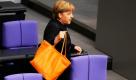 Mut zur Farbe: Sonst sorgt Bundeskanzlerin Angela Merkel mit Reden für Aufregung im Bundestag. Heute zog sie die Blicke durch eine leuchtend orange Handtasche auf sich. Die passte nicht zum sonst eher nüchteren Stil der Kanzlerin. Dennoch sehr mutig, Frau Merkel. Ein Zeichen für mehr Mut in der Politik? Foto: dpa