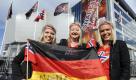 Norwegische Fans der Sängerin Lena Meyer-Landrut posieren am im norwegischen Oslo vor dem Finale des Eurovision Song Contests vor der Telenor-Arena. Foto: ddp