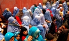 Vertriebene afghanische Frauen warten in Kabul auf humanitäre Hilfe, die von der UN zur Verfügung gestellt wird. Bedürftige werden beispielsweise mit Kleidung, Decken oder Heizkohle unterstützt. Foto: ap