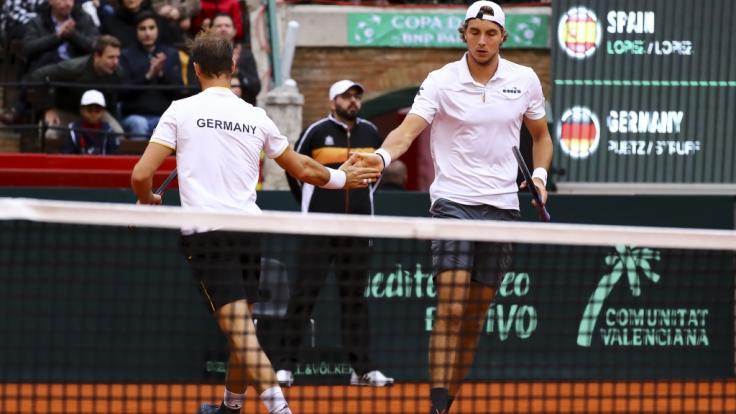 Die deutschen Tennis-Herren Jan-Lennard Struff (r) und Tim Pütz in Aktion beim Davis Cup.