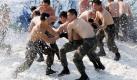 Stärke zeigen an der Grenze zu Nordkorea: Südkoreanische Soldaten ringen für ein offizielles Foto im Schnee. Foto: Yonhap Foto: dpa